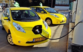 Nissan отправляет работать в такси электрокары
