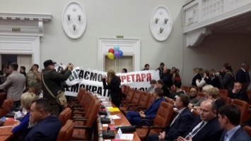 "Титушки" и разорванные плакаты: как проходит митинг в Запорожье