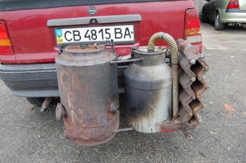 Украинец переделал автомобиль с бензина на дрова. Теперь расход 20 кг дров на 100 км