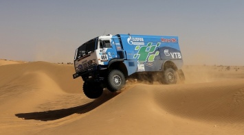 Спортивный газовый КамАЗ готов к предстоящей пустынной гонке