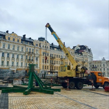 На Софийской площади начали монтаж новогоднего городка