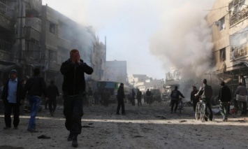 В результате бомбардировки армией Асада города повстанцев в Сирии погибло 56 мирных жителей, - правозащитники