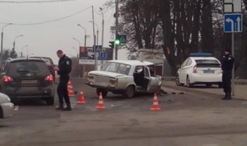 В Хмельницком "ВАЗ 2101" въехал в "скорую": один человек погиб