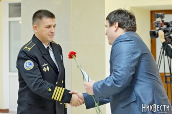 Заминистра обороны Гусев поблагодарил николаевских военнослужащих за мужество и вручил ордера на квартиры