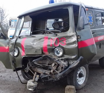 В Хмельницкой обл. из-за Fiat столкнулись медицинское авто и грузовик, есть пострадавшие