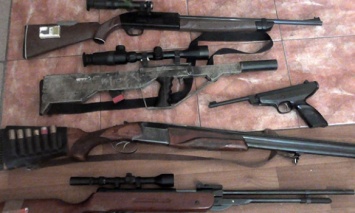 В Одесской обл. у бывшего егеря изъяли винтовки, пистолеты и две сотни патронов