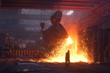 На заводе "Запорожсталь" сократят зарплаты и рабочих