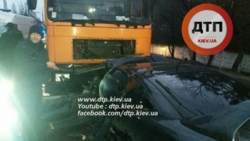 В Киеве Opel врезался в грузовик, водитель попал в реанимацию