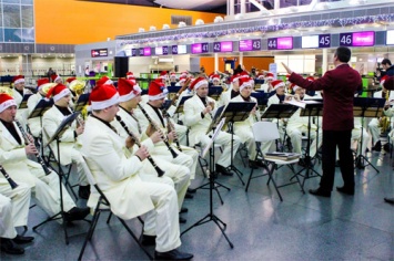 В киевском аэропорту пассажиров будет провожать живой оркестр