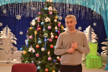 Григорян в роли Деда Мороза поздравил воспитанников детских садов Южноукраинска