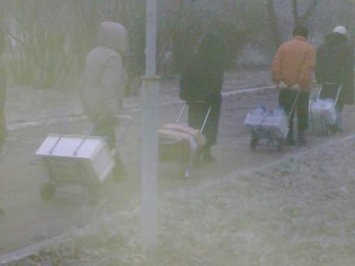 Жители оккупированного Стаханова вынуждены возить воду в кравчучках (ФОТО)