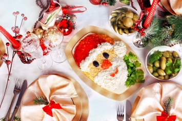 Идея для хозяек с фантазией: нарядный салат «Шапка Деда Мороза»