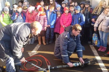 В Кривом Роге детей перед Новым годом водят к пожарным (фото)