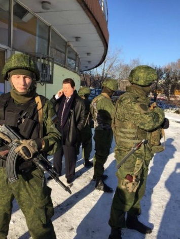В Донецке Кобзона охраняли сразу несколько автоматчиков (ФОТО)