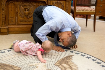 За кулисами Белого дома: Обама сел на пол Овального кабинета, чтобы заглянуть в глаза ребенку