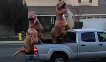 Динозавры атаковали Санта Клауса. К счастью, вмешался человек