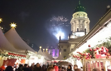 В Берлине встретили новый год праздничным шоу и красочным фейерверком