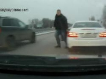 Владелец Mercedes обстрелял не уступившего ему дорогу водителя под Воронежем (РФ). ВИДЕО