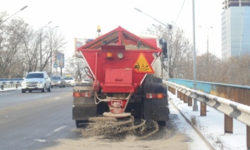 На дороги Киева в выходные дни высыпали почти 2 тыс. т соли для ликвидации гололеда