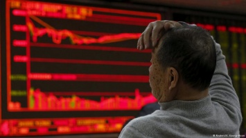 Из-за падения на биржах в Китае остановлена торговля акциями
