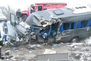 На трассе Кировоград-Кривой Рог столкнулись два автобуса, 10 пострадавших