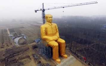 В китайской провинции построили 36-метровую позолоченную статую Мао Цзэдуна