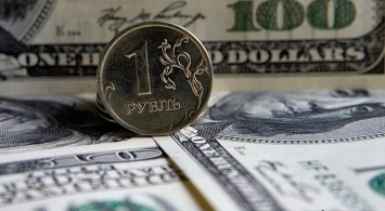 Рубль продолжил падение вслед за нефтью