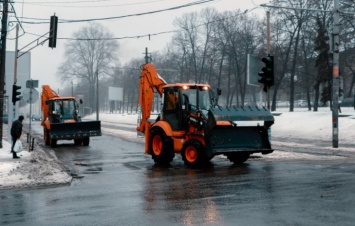 Городские коммунальщики круглосуточно борются со снегопадами