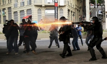 В Бразилии полиция применила слезоточивый газ и светошумовые гранаты против протестующих