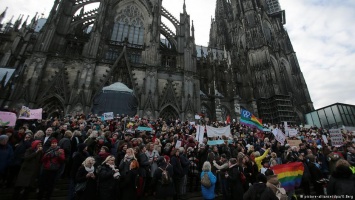 Немецкие женщины провели демонстрацию против насилия в Кельне