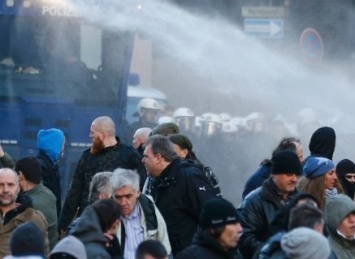 В Кельне прошла демонстрация против насилия. Полиция применила водометы