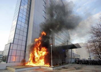 В Косово протестанты подожгли здание правительства