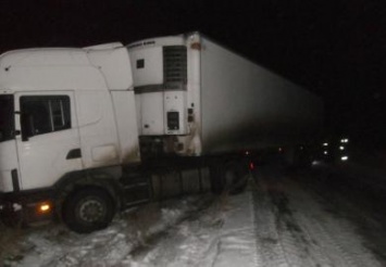 В Вольногорске из-за непогоды грузовик сошел с автотрассы