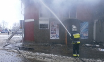 В Сарнах Ровенской обл. почти 5 часов горел двухэтажный продуктовый магазин