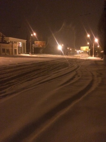 Луганск засыпало снегом, но коммунальщики уже расчистили дороги (ФОТО)
