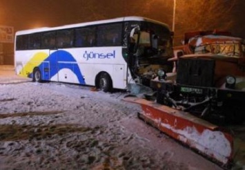 В Днепродзержинске Гоструд начал расследование по факту столкновения снегоуборочной машины с автобусом