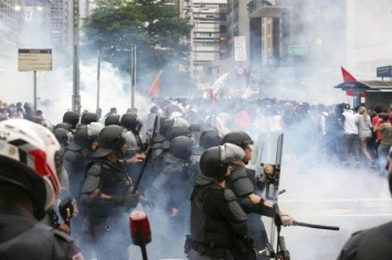 В Бразилии полиция применила слезоточивый газ против недовольных ростом цен