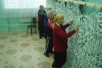 Фотофакт: бердянские бабушки плетут маскировочные сети