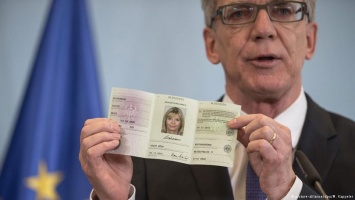 Мигрантов в Германии обяжут получать "паспорт беженца"
