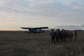 На военном аэродроме в Николаевской области морские пехотинцы прыгали с парашютом