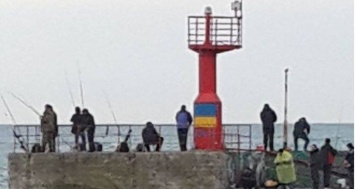 В Ялтинском порту на маяке нарисовали украинский флаг