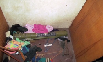 В Донецкой обл. полиция изъяла у местного жителя арсенал оружия и более килограмма конопли