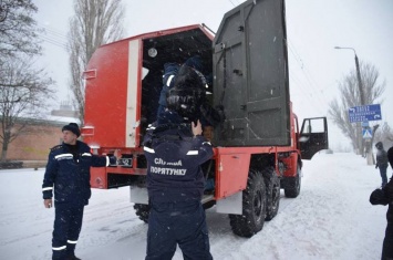 Спасатели не только машины из сугробов вытаскивают, но и людей с остановок транспорта в Николаеве забирают