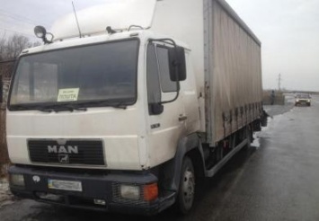 На Днепропетровщине правоохранители задержали грузовик с 240 л незаконного алкоголя