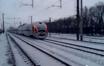 Под Днепропетровском поезд "Интерсити" не выдержал морозов (Фото)
