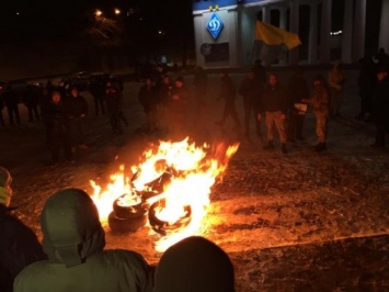 Активисты ПС и Автомайдана символически зажгли в Киеве шины на Грушевского