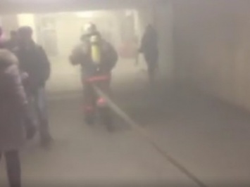 В Киеве при тушении пожара со взрывом в жилом доме найдено тело пенсионерки, трое людей госпитализированы