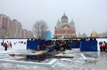 Массовое ныряния в воду: в Киеве отпраздновали Крещение (Видео)