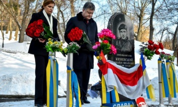 Порошенко почтил память погибших активистов Небесной сотни Нигояна и Жизневского