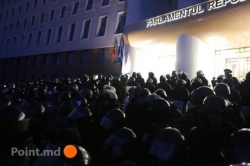 В Молдове протестующие захватили парламент